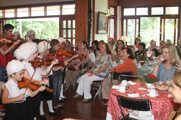 Consuelo 4771 Concerto de violinistas mirins no chá da primeira mãe do Rio