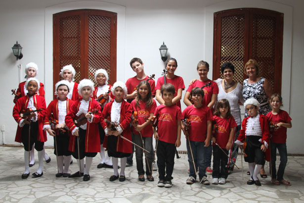 Consuelo 4811 Concerto de violinistas mirins no chá da primeira mãe do Rio