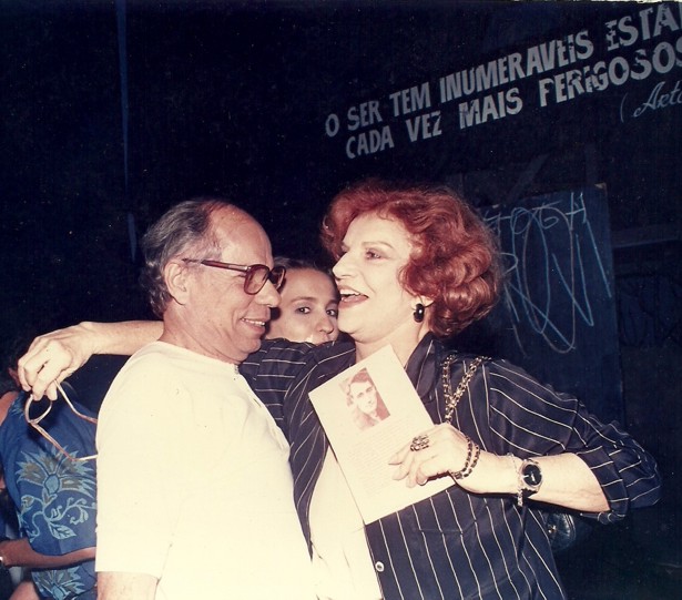 RC Tônia Carrero abraça Rubens Corrêa no lançamento do livro Artaud a Nostalgia do Mais Rubens Corrêa, um ator para não se esquecer, agora é livro