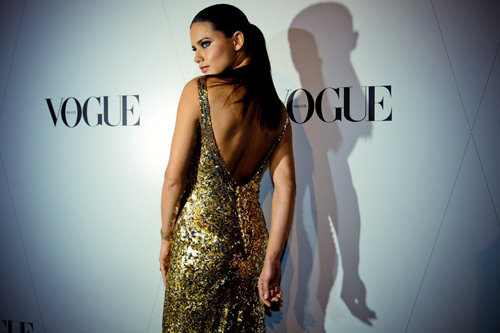 vogue A Rainha do BAile Adriana Lima Gala da Vogue abre carnaval em Sampa