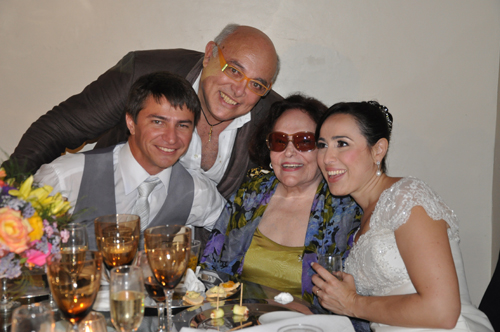Bibi abel dias com Bibi e os noivos Bibi Ferreira canta no casamento da neta