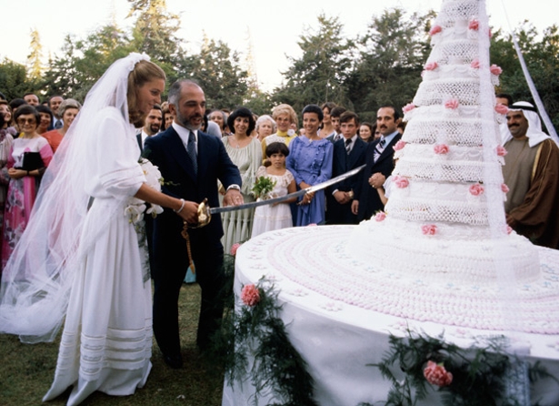 Queen Noor e Jordan’s King Hussein Água na boca: os monumentais bolos dos casamentos reais
