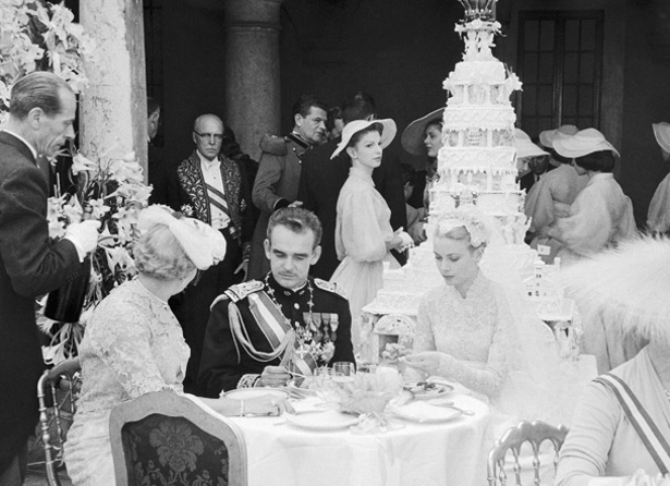 RAINIER e GRACE Água na boca: os monumentais bolos dos casamentos reais