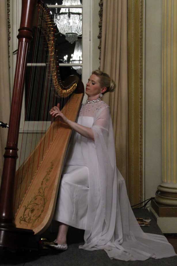 Claire 6022 Harpista da rainha Elizabeth lota dois concertos no Rio e toca para crianças no Inca