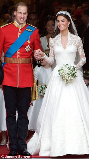 copia kate 3 Lady Kate copiou o vestido da afilhada de Berlusconi?!