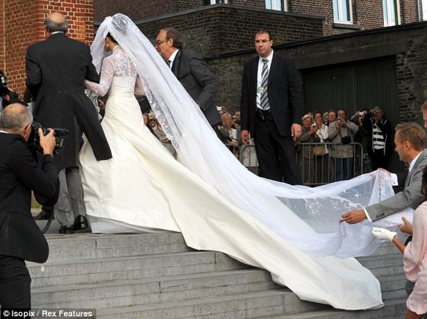 copia kate 4 Lady Kate copiou o vestido da afilhada de Berlusconi?!