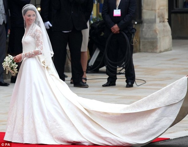 copia kate 5 Lady Kate copiou o vestido da afilhada de Berlusconi?!