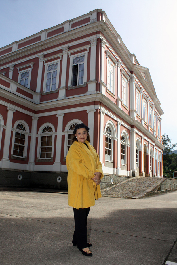 Myrian Dauelsberg em frente ao Museu Imperial A arte resgata e aquece a auto estima da Região Serrana