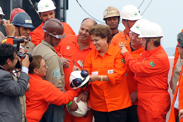 Presidente Dilma Dilma dá as costas para todos autografarem em Angra!