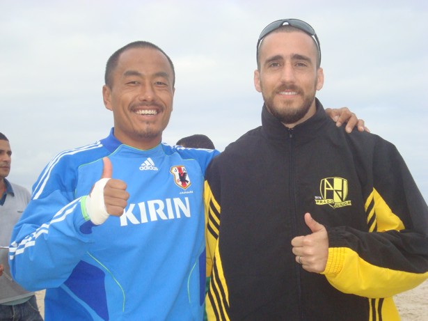 wl Oda Hirofumi e Rafael Tiago jogador do Prado Júnior. Beach soccer japonês nas areias de Copacabana