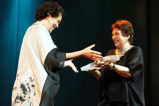 APTR DSC 2275 Analu Prestes e Suzana Faini Encontro do povo de teatro em noite de Prêmio APTR