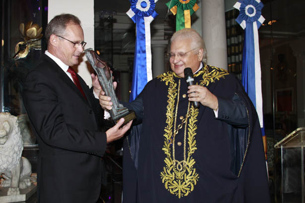 Educador José Mariano Beltrame recebe trofeu de Serpa 5367 Secretário Beltrame recebe o prêmio Educador do Ano