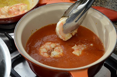 17 coloque os camarões no molho de tomate Porque hoje é sábado... dia de Cuscuz Paulista à Ruth de Almeida Prado
