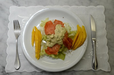 23 visual da salada pronta com fatias de manga e salmão defumado Porque hoje é sábado... dia de Cuscuz Paulista à Ruth de Almeida Prado