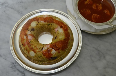 24 visual prato pronto com seu molho de tomate com camarões ao lado Porque hoje é sábado... dia de Cuscuz Paulista à Ruth de Almeida Prado