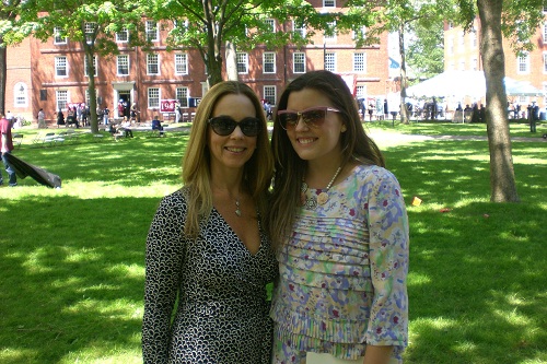 Cristina Ferraz e a filha Juliana Ferraz Vasconcellos foto 2 No campus de Harvard