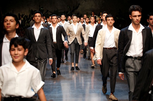 Dolce26Gabbana Mens Show SS 2013 4 Estilistas Dolce & Gabbana garimpam 74 homens bonitos na Sicília e exibem na passarela
