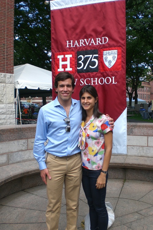 Joao Paulo Ferraz Vasconcellos com a noiva Maria Eduarda Falcao foto 3 No campus de Harvard