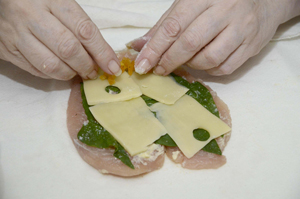 Beth 09 coloque pedacinhos de damasco sobre o queijo suíço Porque hoje é sábado... dia de Charuto Recheado ao Ricardo Amaral