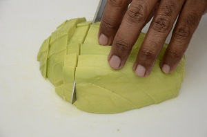 34 cortar o abacate em cubos Porque hoje é sábado... dia de Surpresa de Frango com Delícia de Camarões com Abacate ao Rafael Priolli