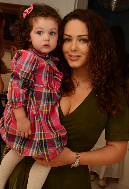 Adriana Tania Mara com sua filha Maisa Querem saber como é um dia to tal men te Leblon? Leiam aqui...