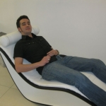thumbs coquetel rafael rafael miranda em sua chaise su Designer brasileiro recebe em seu apê estúdio em Milão