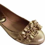 thumbs lesso sapatilha dourada Roberta Guanaes encontra nicho de mercado: sapatos elegantes e confortáveis