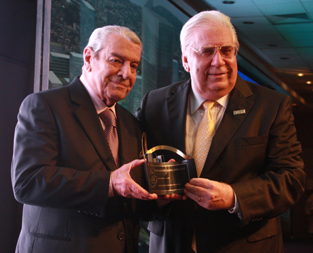 Ademi Carlos Carvalho e Jose Conde Caldas entrega o trofeu O melhor do melhor da construção civil nos últimos 40 anos