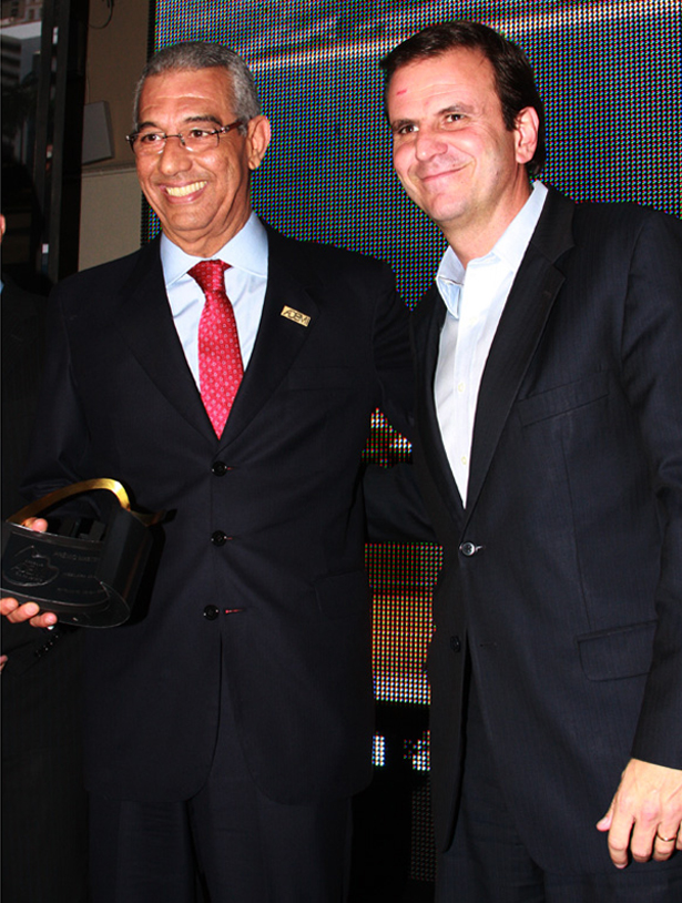 Ademi Patrimovel Rubens Vasconcelos recebe de Eduardo Paes o trofeu O melhor do melhor da construção civil nos últimos 40 anos