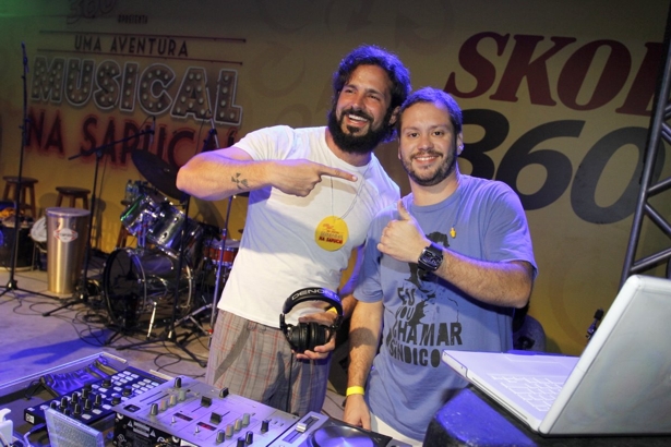 Iran Malfitano DJ James Blunt cai no samba carioca e o cantor Otto exibe o peitoral, ui!