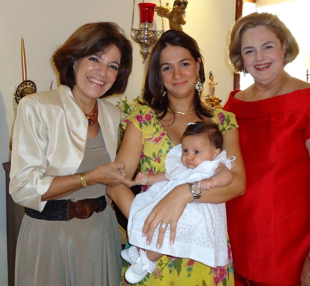 Aboim 00077 Isabel com as avos M Celia Setembrino e Cristina Aboim e Laura Beatriz 1 O high de chupeta