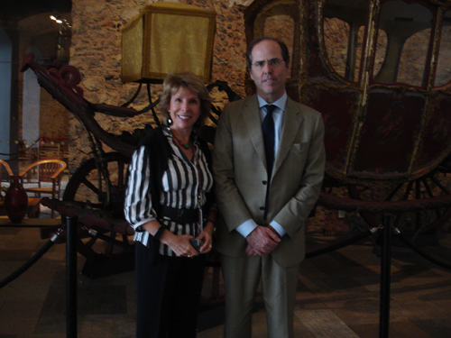MHN Consul de Portugal na carruagem Cônsul de Portugal recém chegado visita o Museu Histórico