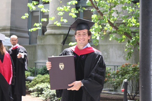 Joao Paulo e seu diploma 1 No campus de Harvard