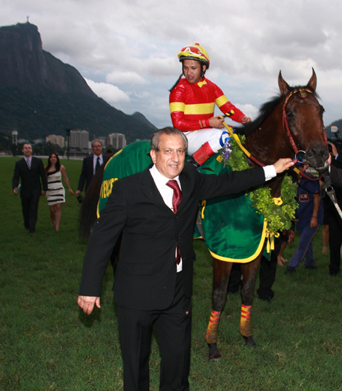 GP o dono do cavalo Didimo Abrão Assam Filho e o jockey Angelo Souza.jpg3pg A tarde do Grande Prêmio Brasil