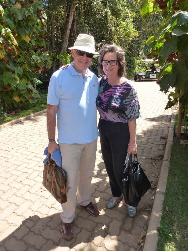 paulo muller e vanvan seiler paulo muller e vanvan seiler Eis a foto reveladora da identidade do mascate luxury do Tunga: Paulo Müller!