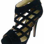 thumbs lesso sandalia preta Roberta Guanaes encontra nicho de mercado: sapatos elegantes e confortáveis